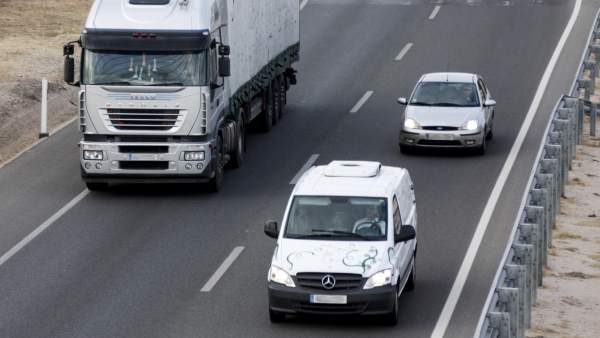 Varios vehículos circulan por la carretera Varios vehículos circulan por la carretera