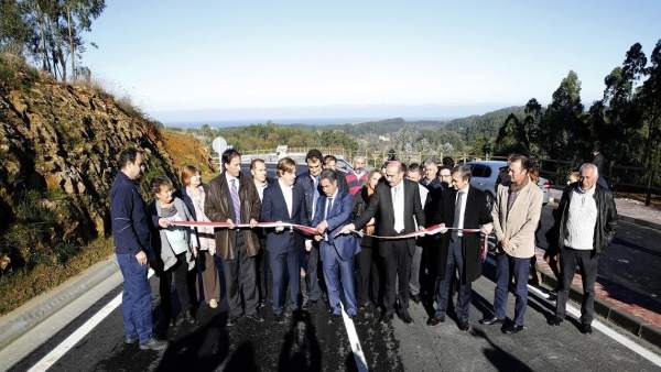 Revilla inaugura la mejora de la carretera Revilla inaugura la mejora de la carretera