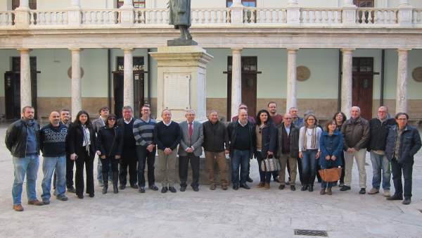 Iv, CCOO i UGT demanen garantir el coneixement de valencià dels funcionaris amb cursos segons el lloc de treball Iv, CCOO i UGT demanen garantir el coneixement de valencià dels funcionaris amb cursos segons el lloc de treball