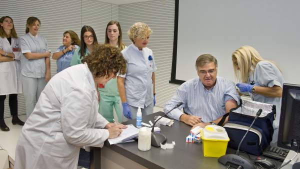 Profesionales vacunándose contra la gripe. Profesionales vacunándose contra la gripe.