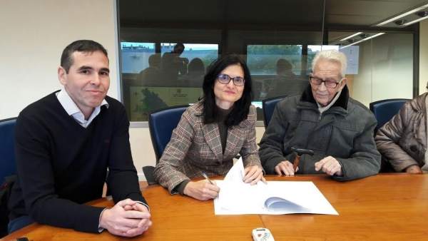Pernichi, durante la firma Pernichi, durante la firma