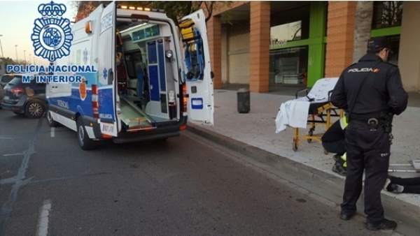 Policías y sanitarios prestan auxilio en Córdoba Policías y sanitarios prestan auxilio en Córdoba