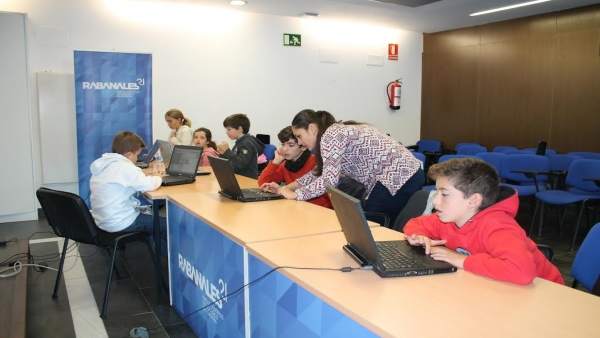 Un grupo de niños en el taller de robótica de Rabanales 21 Un grupo de niños en el taller de robótica de Rabanales 21