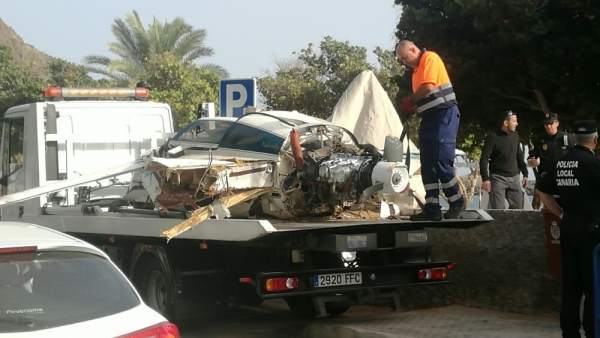 Retirada de la avioneta siniestrada Retirada de la avioneta siniestrada