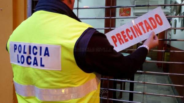 Precinto de un bar en el centro de Sevilla por la venta de alcohol a menores Precinto de un bar en el centro de Sevilla por la venta de alcohol a menores