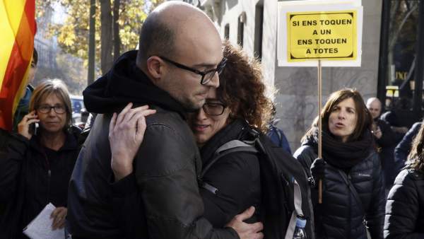 Coma, abrazado por su mujer a la salida de la Audiencia Nacional Coma, abrazado por su mujer a la salida de la Audiencia Nacional
