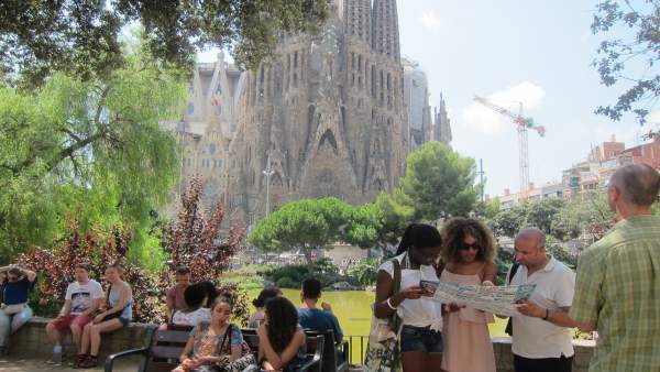 Turistas ante la Sagrada Família Turistas ante la Sagrada Família