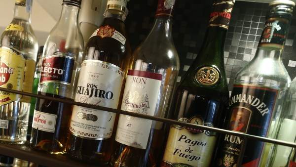 Varias botellas de diferentes bebidas alcohólicas. Varias botellas de diferentes bebidas alcohólicas.