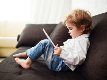 Niño con tablet
