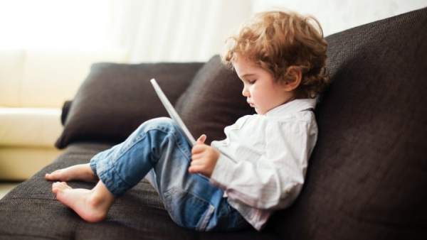 Niño con tablet Niño con tablet