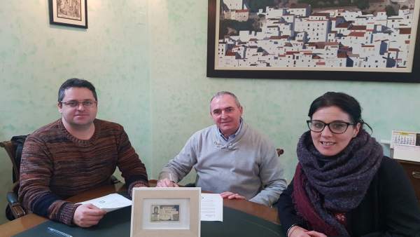Joaquín Recio, José Carrasco y Rocío Ruiz en la firma del documento. Joaquín Recio, José Carrasco y Rocío Ruiz en la firma del documento.