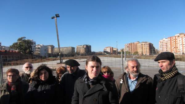 Peña y otros miembros de Cambia, ante el solar de la futura estación de buses Peña y otros miembros de Cambia, ante el solar de la futura estación de buses