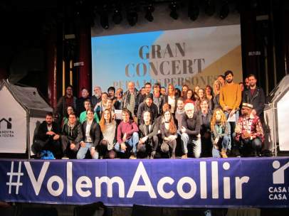 Foto de familia del concierto solidario por los refugiados