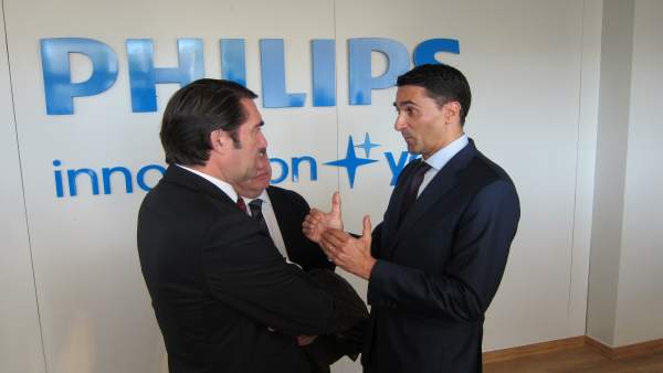 Suárez-Quiñones y Josep Martínez conversan durante la visita a la fábrica Suárez-Quiñones y Josep Martínez conversan durante la visita a la fábrica