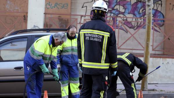 Bomberos y empleados de Aqualia Bomberos y empleados de Aqualia