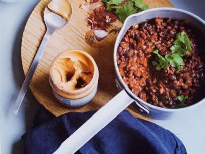 Sopa de frijoles negros y cacahuetes