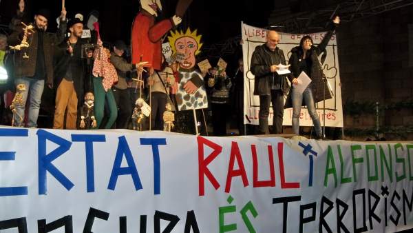 Concentran en Barcelona para pedir la libertad sin cargos de los titiriteros Concentran en Barcelona para pedir la libertad sin cargos de los titiriteros