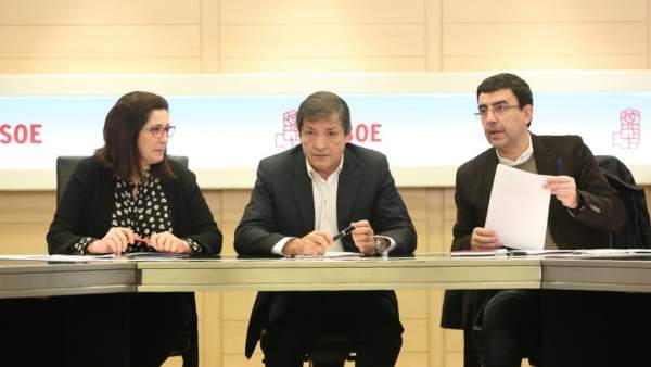 Javier Fernández y Mario Jiménez en la reunión de la Gestora del PSOE en Ferraz Javier Fernández y Mario Jiménez en la reunión de la Gestora del PSOE en Ferraz