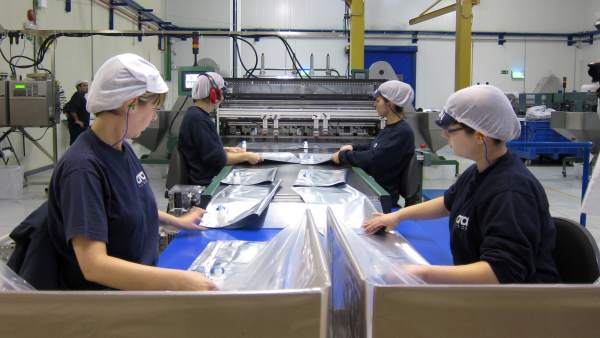 Trabajadores en una fábrica Trabajadores en una fábrica