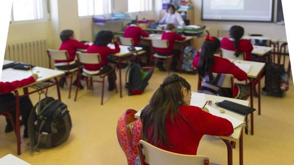 Colegio, escuela, aula, primaria, clase, niño, niña, niños, estudiando Colegio, escuela, aula, primaria, clase, niño, niña, niños, estudiando