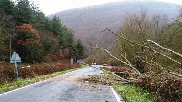 Desprendimiento en la carretera de Atez por el temporal. Desprendimiento en la carretera de Atez por el temporal.