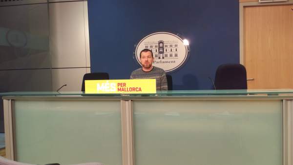El portavoz de MÉS, David Abril, en rueda de prensa El portavoz de MÉS, David Abril, en rueda de prensa