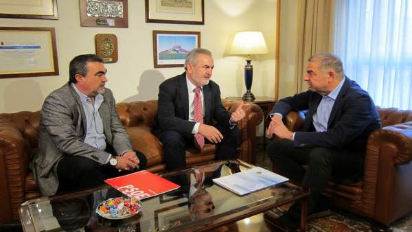 Reunión del PSOE (Tovar y Navarro) con el presidente del Scrats, Lucas Jiménez Reunión del PSOE (Tovar y Navarro) con el presidente del Scrats, Lucas Jiménez