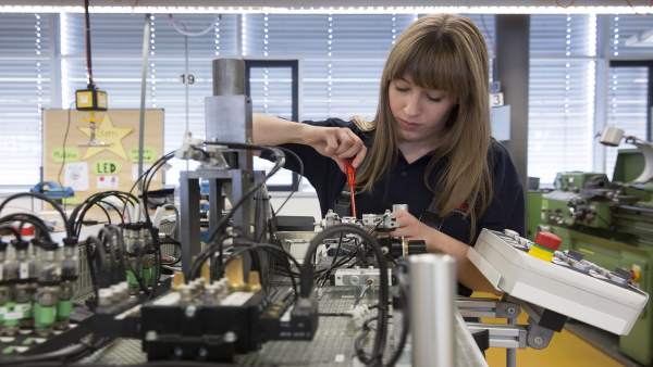 Bosch crea plazas de formación profesional dual para jóvenes de España Bosch crea plazas de formación profesional dual para jóvenes de España