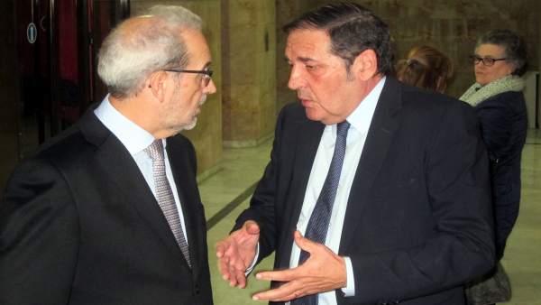 El consejero de Sanidad habla con el rector de la USAL. El consejero de Sanidad habla con el rector de la USAL.