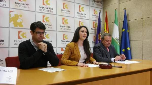 Gómez, entre García (izda.) y Alcalde, durante la presentación del programa Gómez, entre García (izda.) y Alcalde, durante la presentación del programa