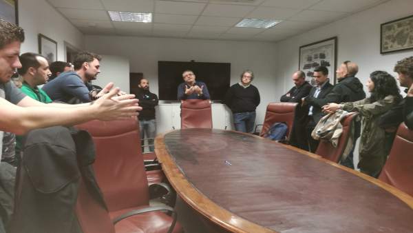 Los trabajadores piden explicaciones al gerent Los trabajadores piden explicaciones al gerent