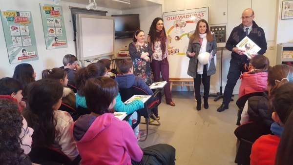 Ruiz y Carmona (dcha.) durante la visita al CEIP Ruiz y Carmona (dcha.) durante la visita al CEIP