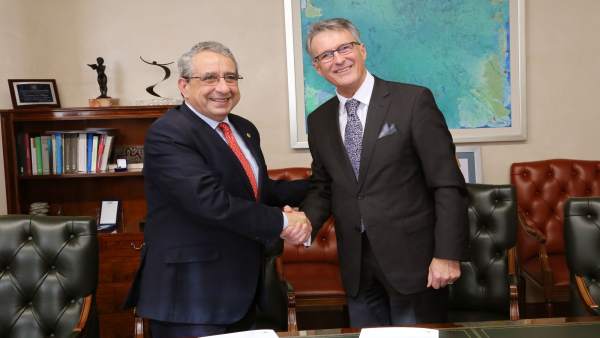 Firma de un convenio en la UMA Firma de un convenio en la UMA