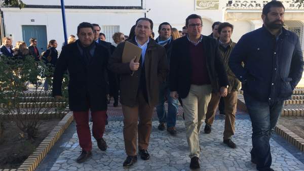 Miembros del PP a la entrada del pleno de Aljaraque Miembros del PP a la entrada del pleno de Aljaraque
