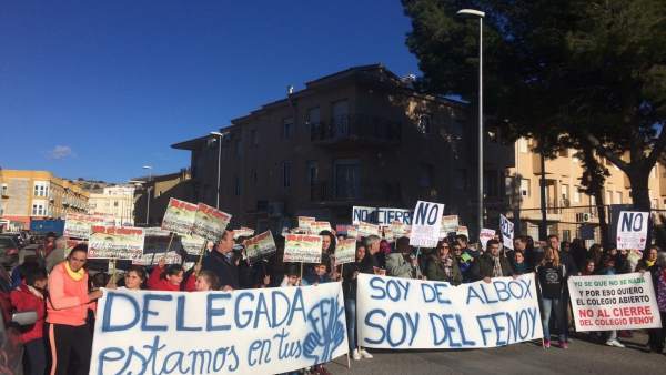 Protesta de la AMPA contra el cierre del centro escolar. Protesta de la AMPA contra el cierre del centro escolar.