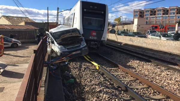 Un metro atropella una furgoneta en un pas a nivell amb barreres a Paterna Un metro atropella una furgoneta en un pas a nivell amb barreres a Paterna