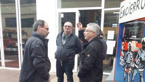 Alberto Montero en su visita a los bomberos. Alberto Montero en su visita a los bomberos.