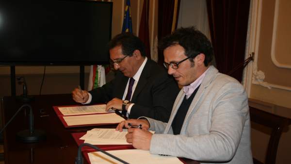 Pulido y González firman el convenio Pulido y González firman el convenio
