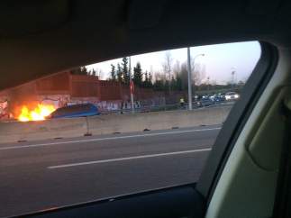 Coche incendiado en la A6