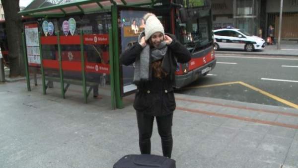 Una joven se coloca el gorro en la cabeza en Bilbao Una joven se coloca el gorro en la cabeza en Bilbao