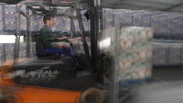 Trabajador de una industria láctea. Trabajador de una industria láctea.