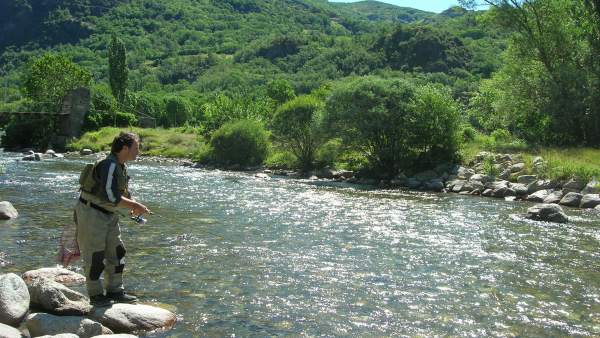 La pesca de la trucha atrae a numerosos pescadores al Pirineo La pesca de la trucha atrae a numerosos pescadores al Pirineo