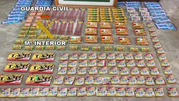 Petardos intervenidos por la Guardia Civil en un bazar de Mengíbar. Petardos intervenidos por la Guardia Civil en un bazar de Mengíbar.
