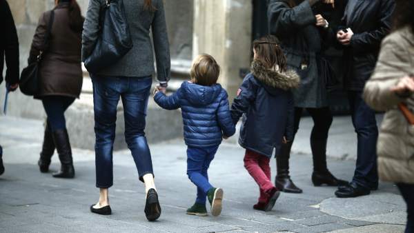 Madre con dos hijos Madre con dos hijos