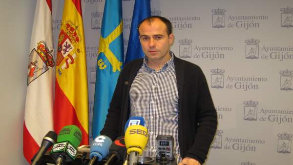 César González. César González.