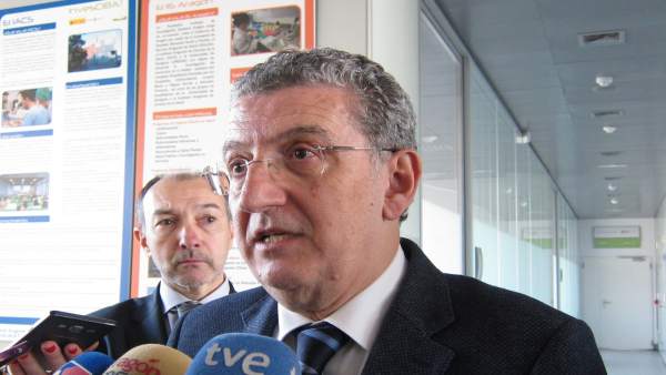 El consejero de Sanidad, Sebastián Celaya, atendiendo a los medios en el CIBA El consejero de Sanidad, Sebastián Celaya, atendiendo a los medios en el CIBA
