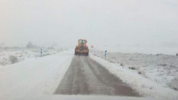 Máquinta quitanieve en carretera de titularidad de la Diputación de Valencia Máquinta quitanieve en carretera de titularidad de la Diputación de Valencia
