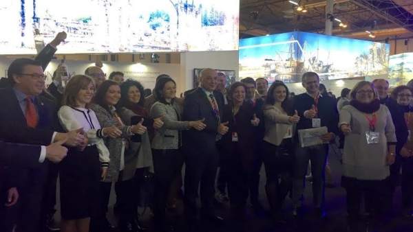 La delegada del Gobierno, Rafi Crespín (centro), y otras autoridades en Fitur La delegada del Gobierno, Rafi Crespín (centro), y otras autoridades en Fitur