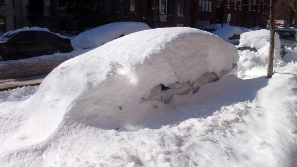 Coche bajo la nieve Coche bajo la nieve