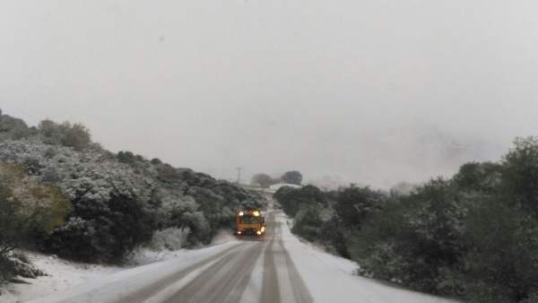 Carretera málaga serranía ronda nieve excavadora máquina sal Carretera málaga serranía ronda nieve excavadora máquina sal